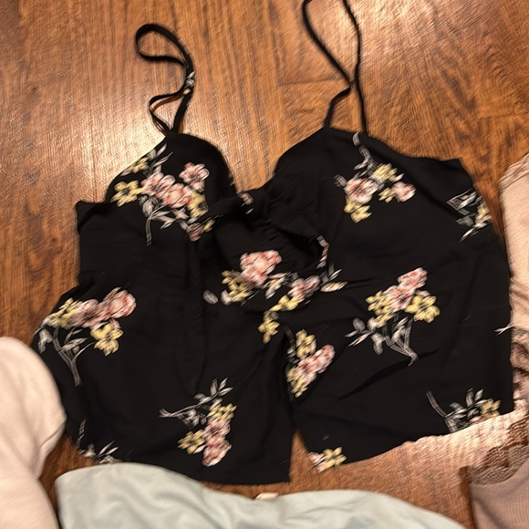 Garage bundle of 5 cropped tops and a white cropped sweatshirt various sizes - Picture 7 of 7